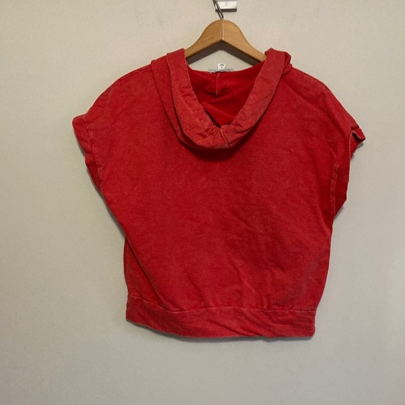 Evereve Tricia Short Sleeve Hoodie Sweatshirt in red wash, Size Small - Picture 7 of 7